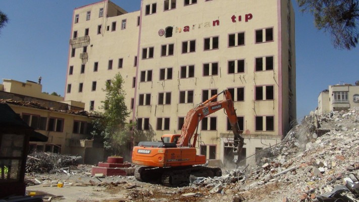 Eski hastaneye 5 yıl sonra ilk kepçe vuruldu