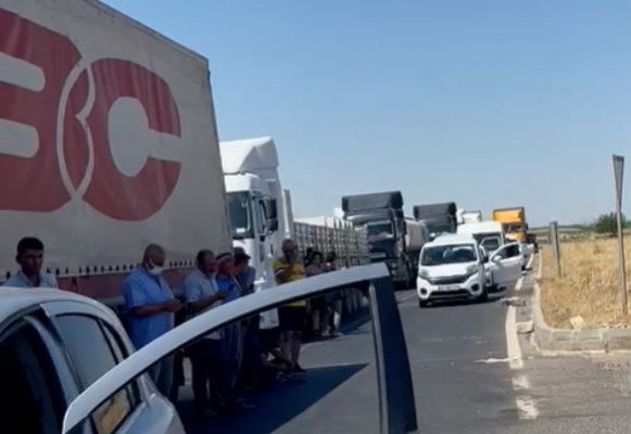 Şanlıurfa'da DEDAŞ'ı protesto eden çiftçiler yol kapattı