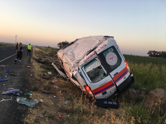  Ambulans kaza yaptı: Bebek öldü, 3 sağlıkçı yaralandı (EK)