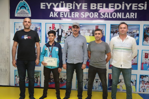 Kuş, şampiyon sporcuyu ödüllendirdi
