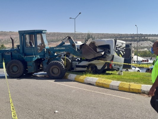 Öğrenci servisine çarpan kepçenin operatörü tutuklandı