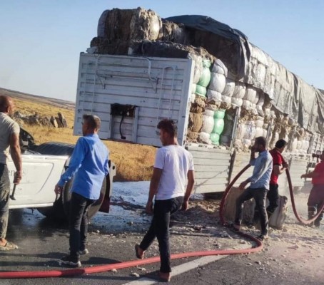 Şanlıurfa'da balya yüklü TIR aniden alev aldı