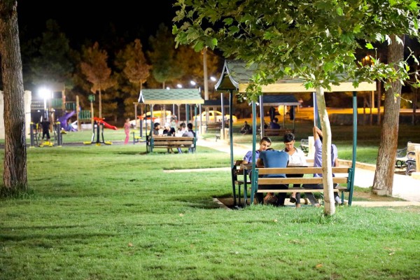 Harranlı vatandaşlar parklarda vakit geçiriyor