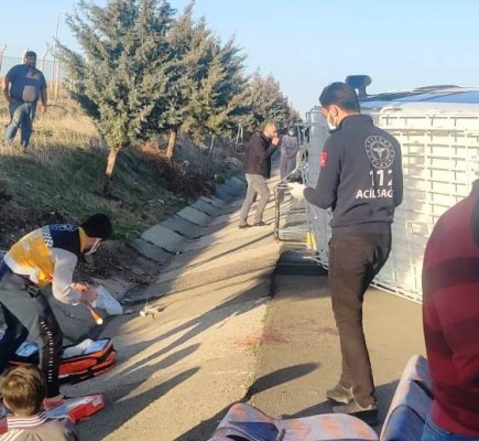 Şanlıurfa'da tarım işçileri taşıyan minibüs devrildi: 15 yaralı