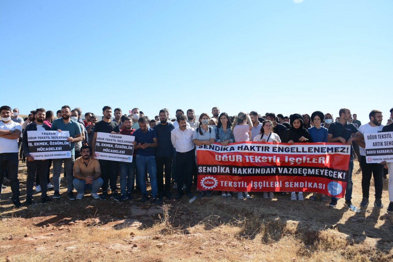 Urfa'da işten çıkarılan yüzlerce işçi nöbete başladı!