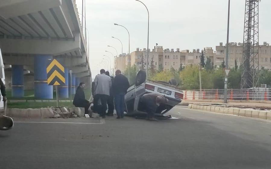 Şanlıurfa'da kavşağa kontrolsüz giren otomobil takla attı