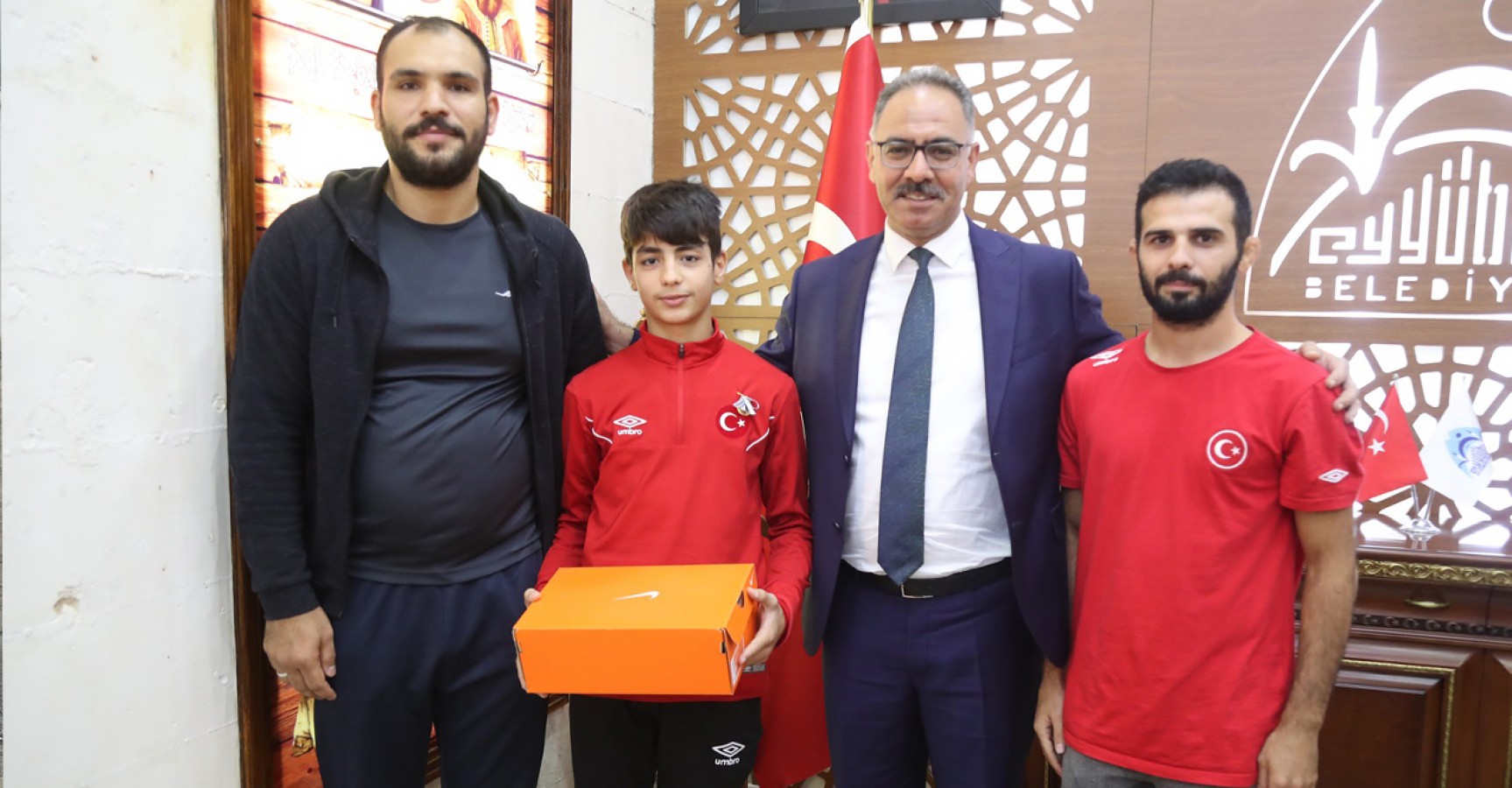 Başkan Kuş, başarılı genç sporcuları ödüllendirdi.