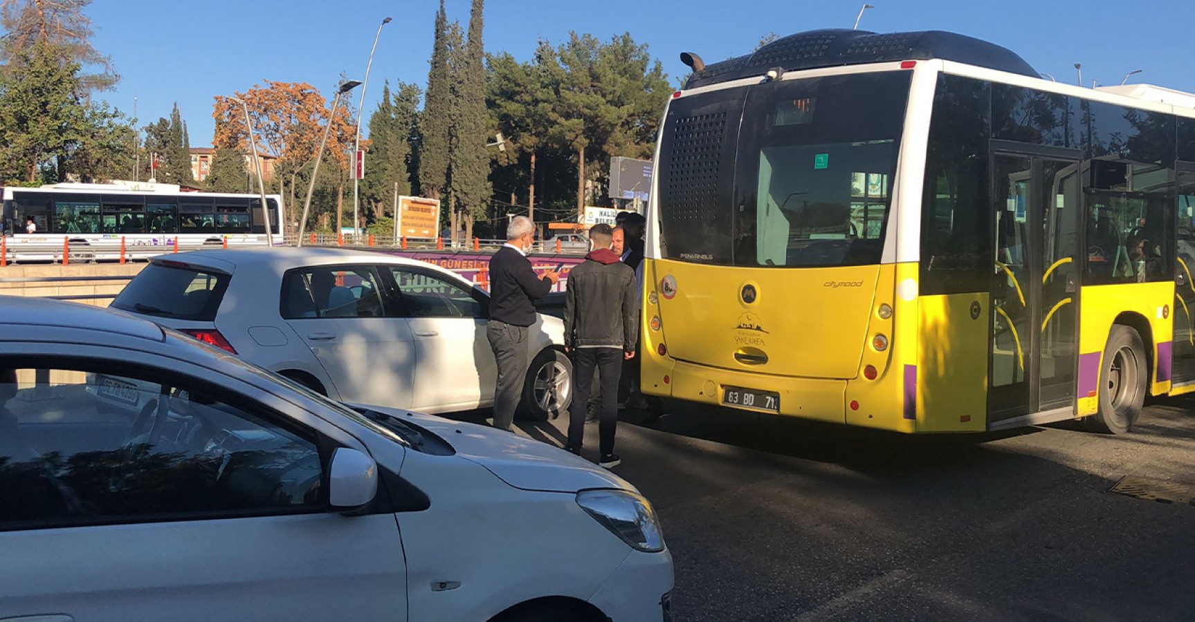 Otomobil otobüse çarptı, trafik felç oldu
