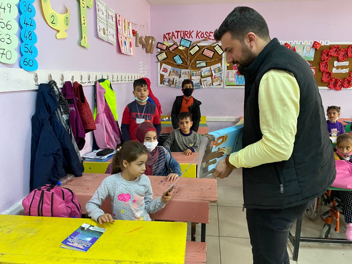 Şanlıurfa'da öğrencilere dergi dağıtıldı