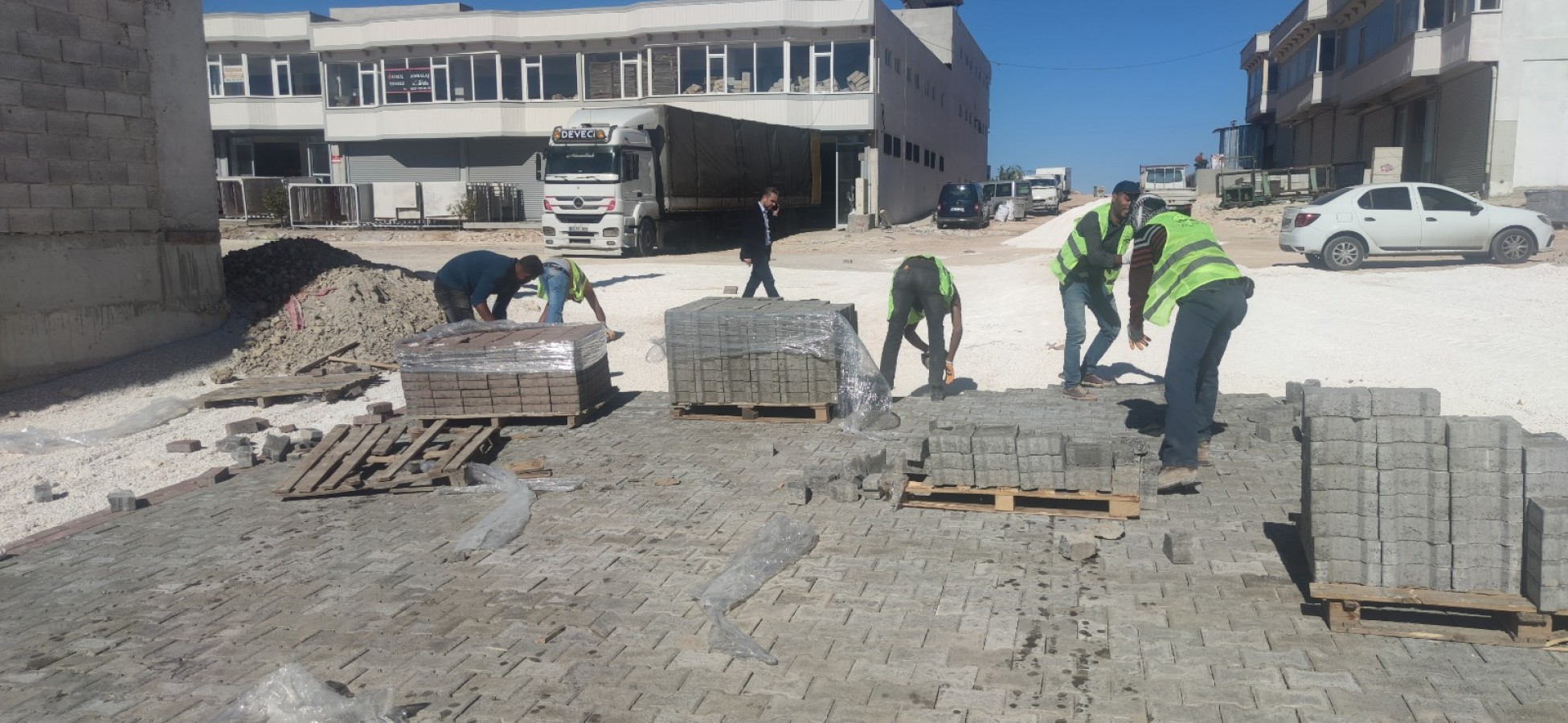 Şanlıurfa kırsalında kış öncesi sıcak asfalt çalışması