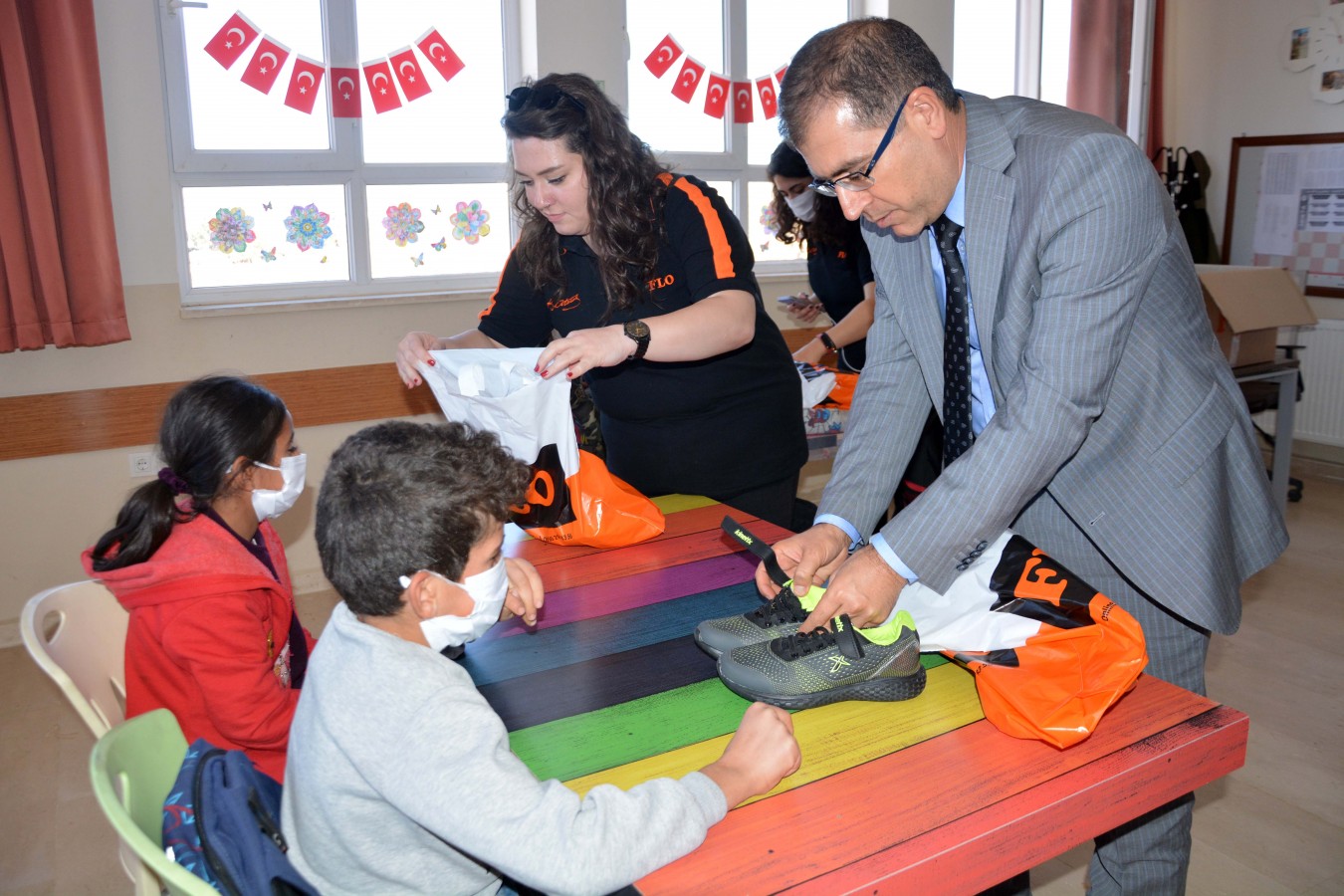 Siverek'te öğrencilere ayakkabı hediye edildi