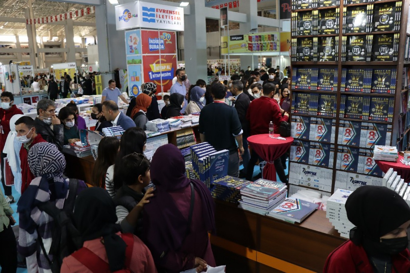 Kitap fuarında hafta sonu yoğunluğu