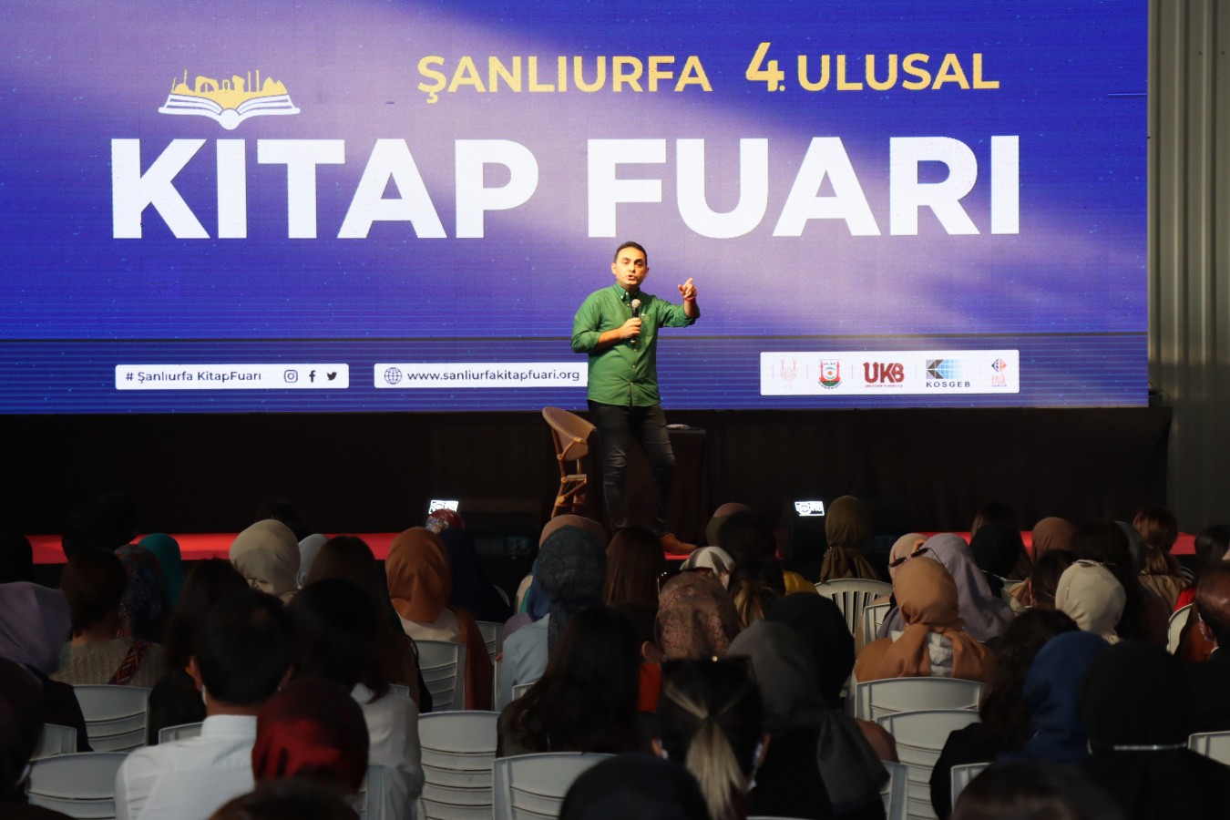 Yazar Budak okurlarıyla buluştu