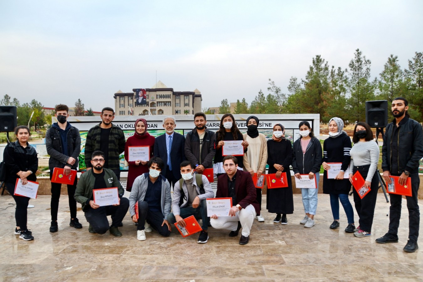 HRÜ’de fotoğraf yarışmasını kazananlar ödüllerini aldı