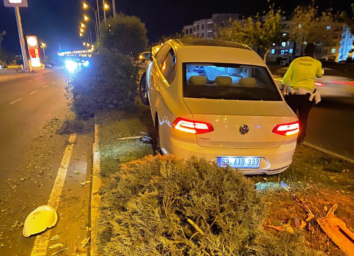 Şanlıurfa'da kontrolden çıkan araç direğe çarptı