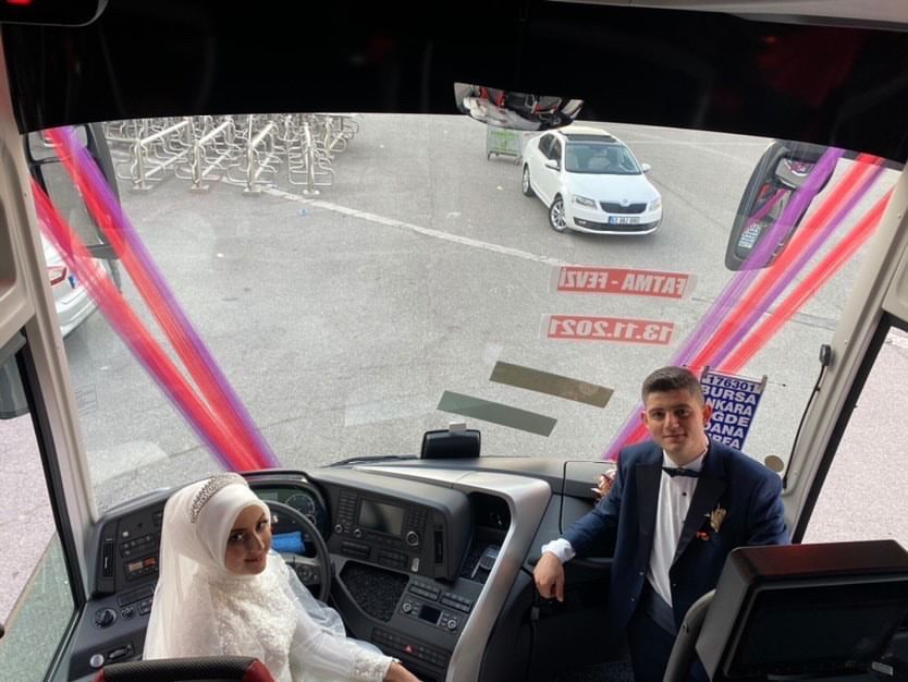 Yolcu otobüsünü gelin arabası yaptı