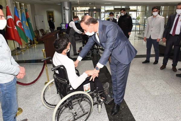 Vali Erin, engelli bir gencin daha yüzünü güldürdü