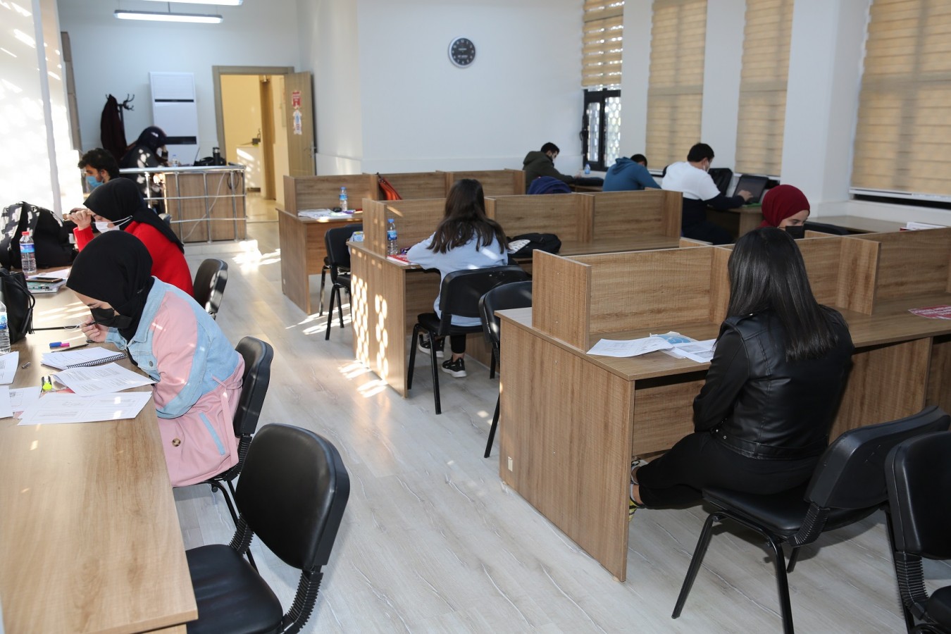 Gençler sınavlara okuma salonlarında hazırlanıyor