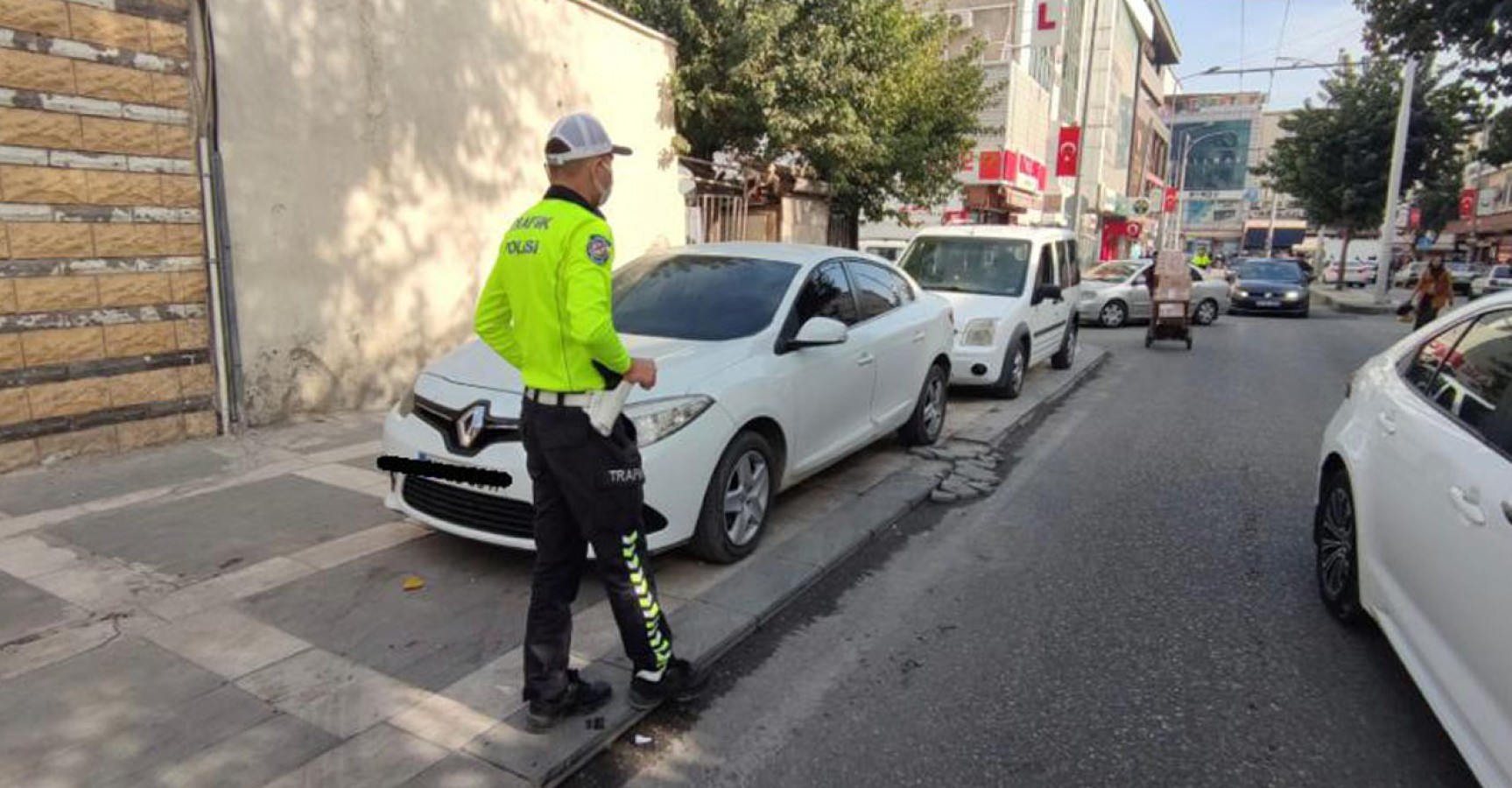 Urfa'da kaldırıma park eden araçlar çekildi