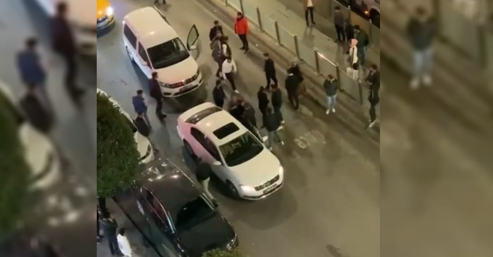 Urfa'da trafik ortasında taşlı sopalı kavga
