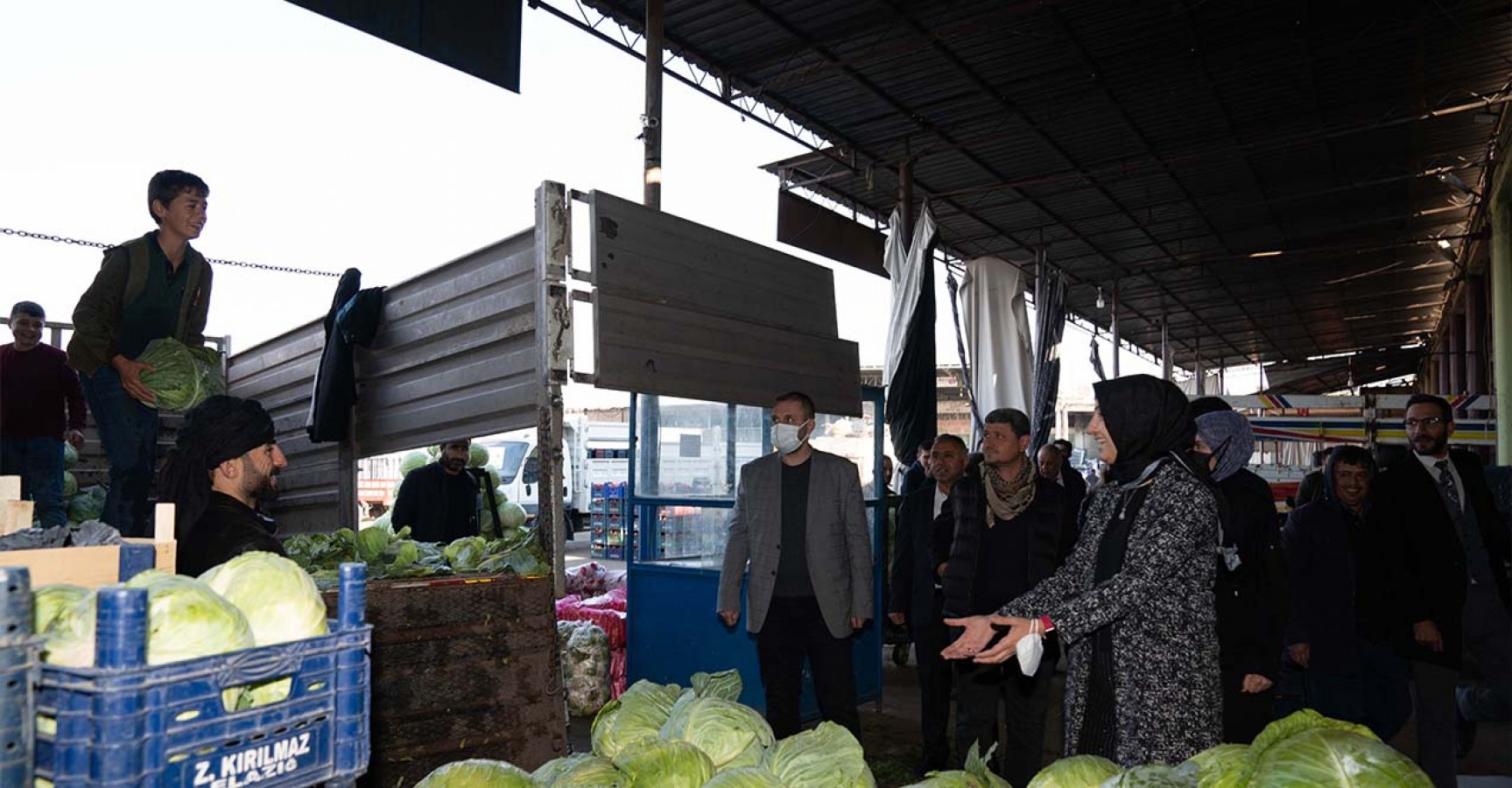 Başkan Çakmak hal pazarı esnafını ziyaret etti