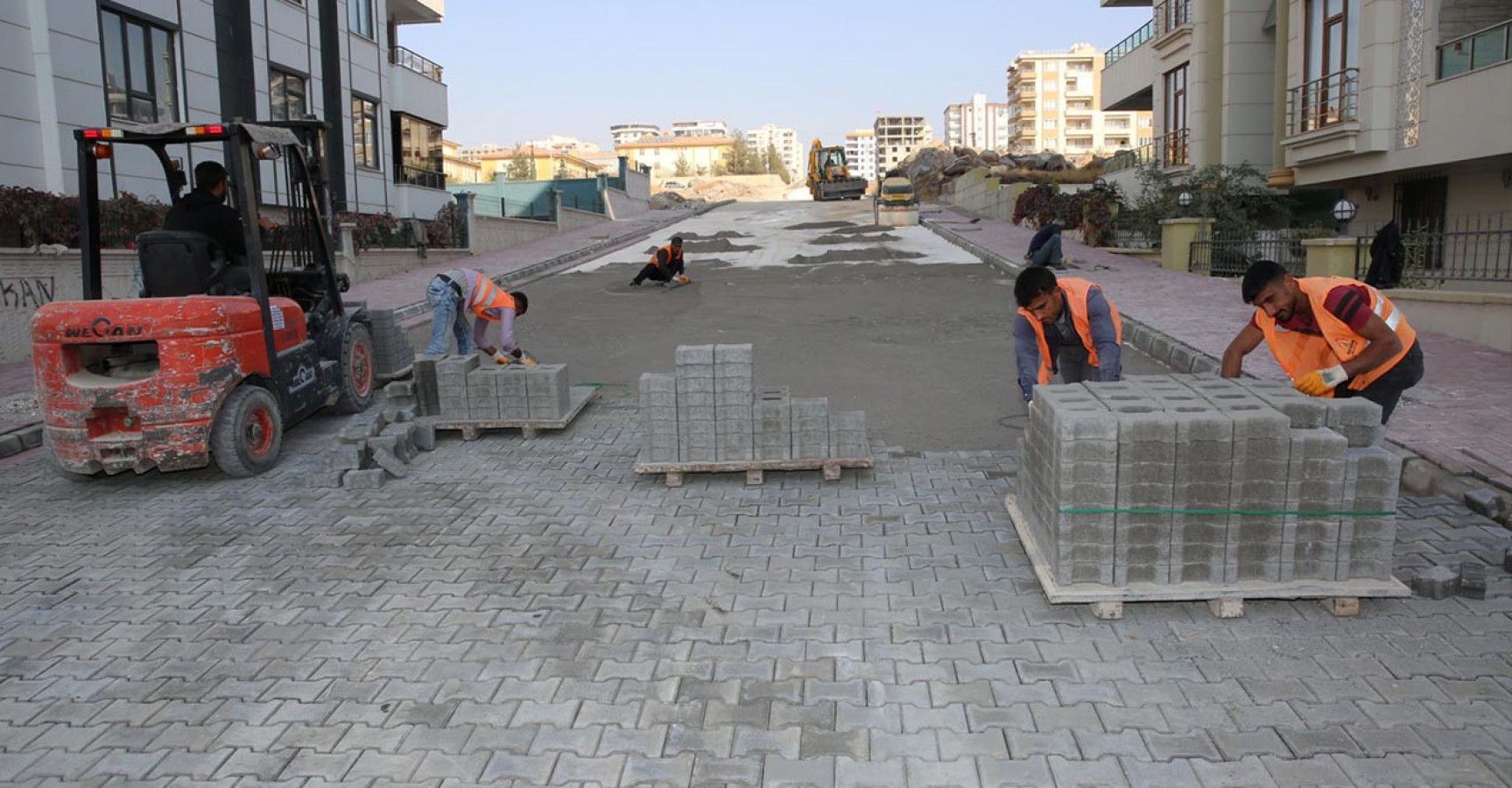 Karaköprü’de bir mahalleye parke taşı döşendi