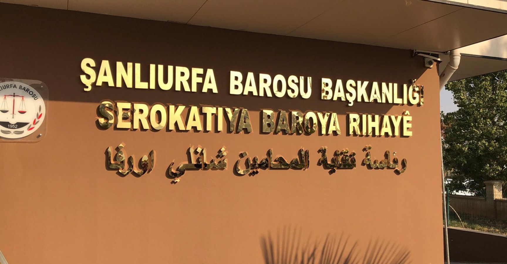 Baroya 3 dilli tabela asıldı