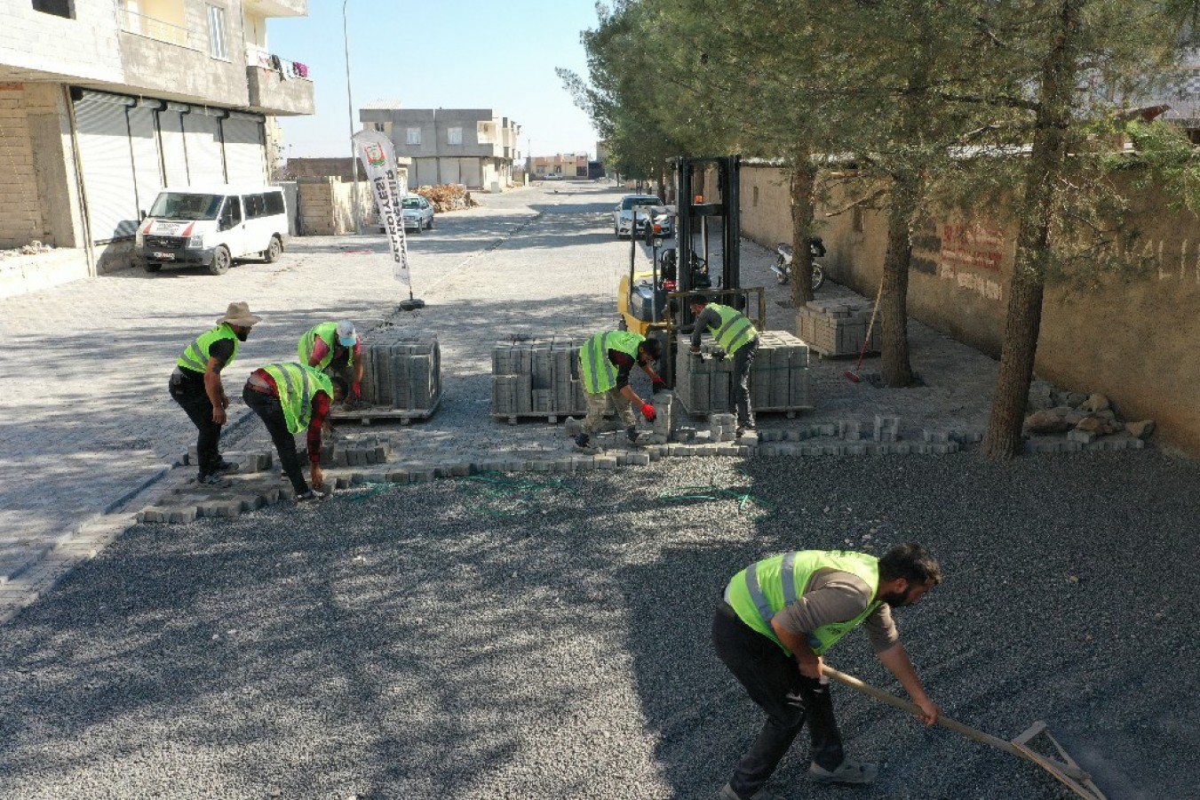 Viranşehir’de bu mahallede refüj çalışmaları tamamlandı