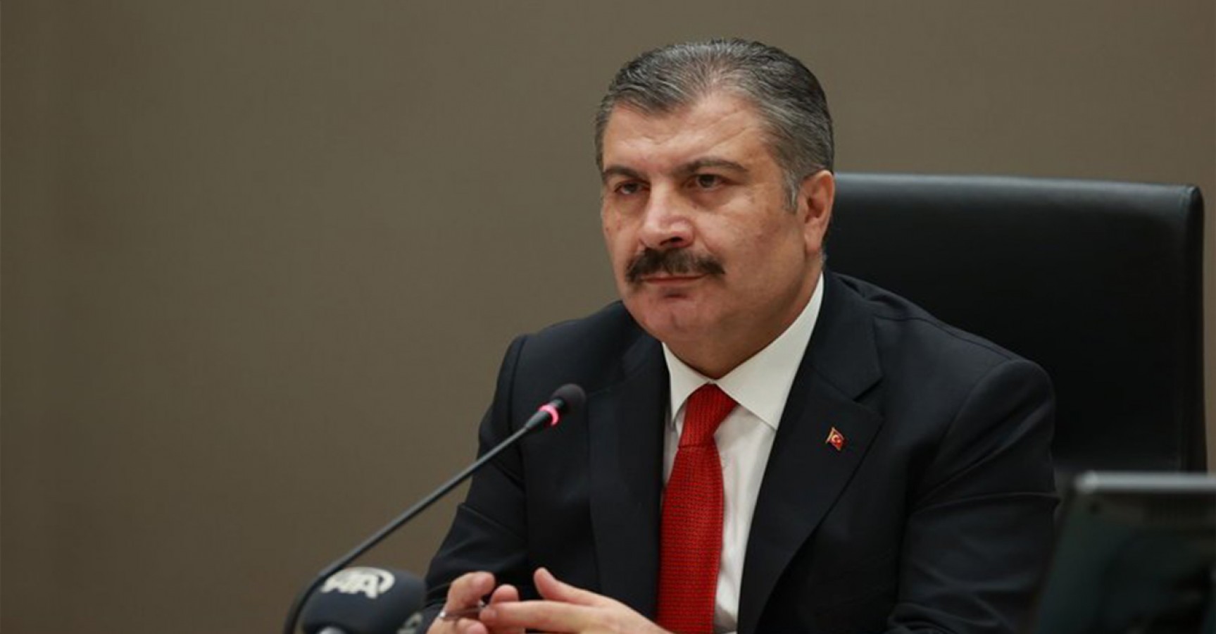 Bakan Koca kapatmalarla salgını yönetmeyi düşünmediklerini söyledi
