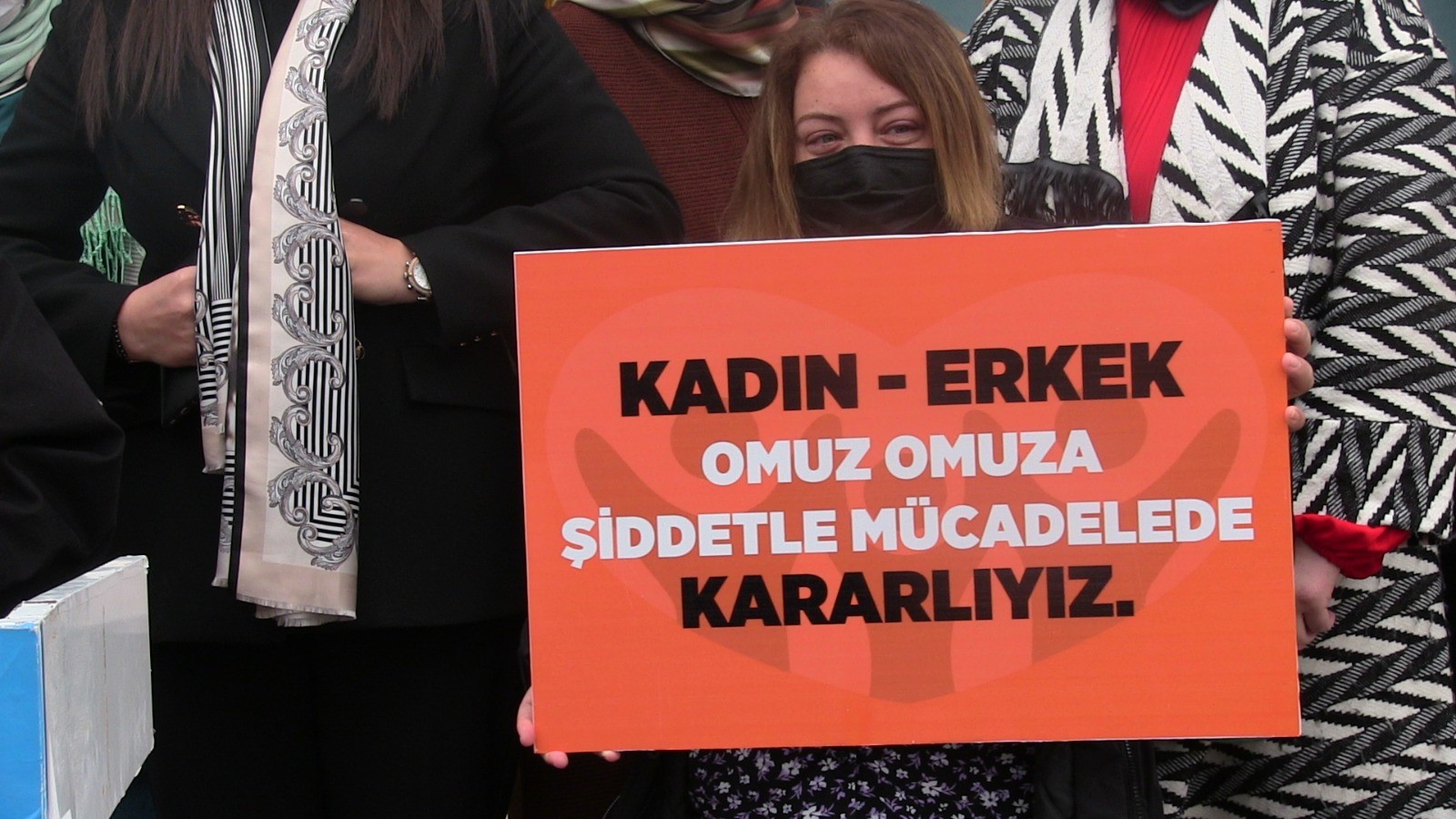 AK Partili kadınlar: “Kadına şiddet, insanlığa ihanettir”
