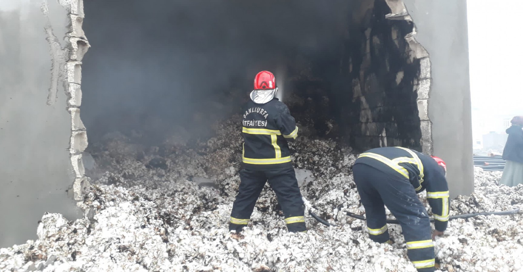 Depoda yangın! Tonlarcası kül oldu