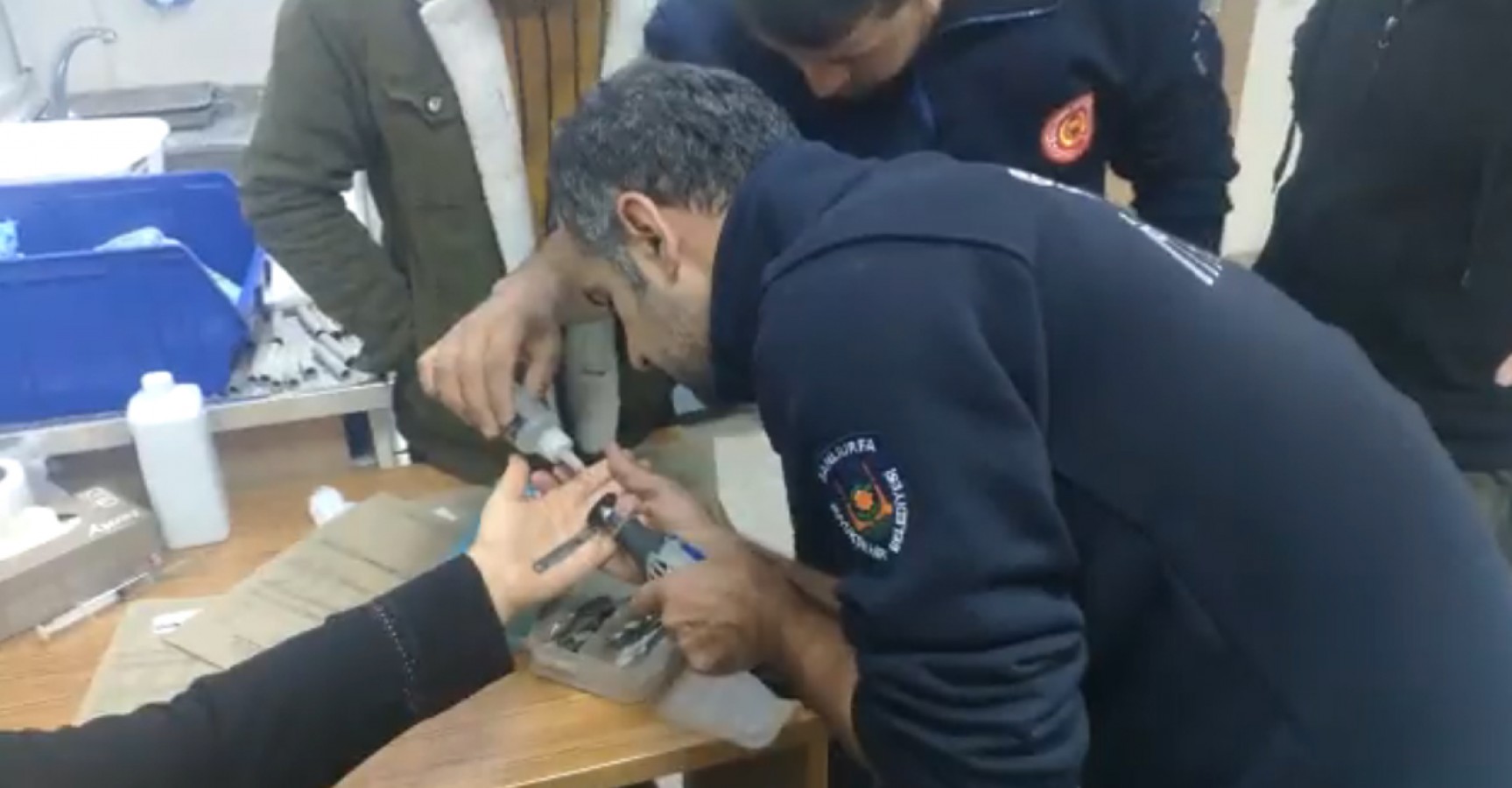 Sıkışan yüzüğü itfaiye çıkardı!