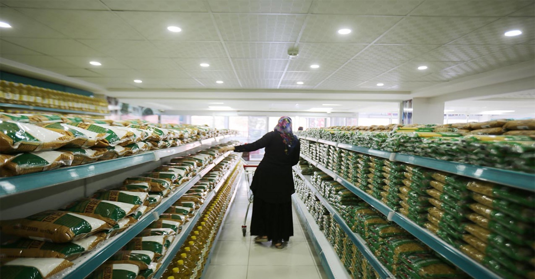 Haliliye'de marketten ihtiyaç sahibi 23 bin hane yararlanıyor