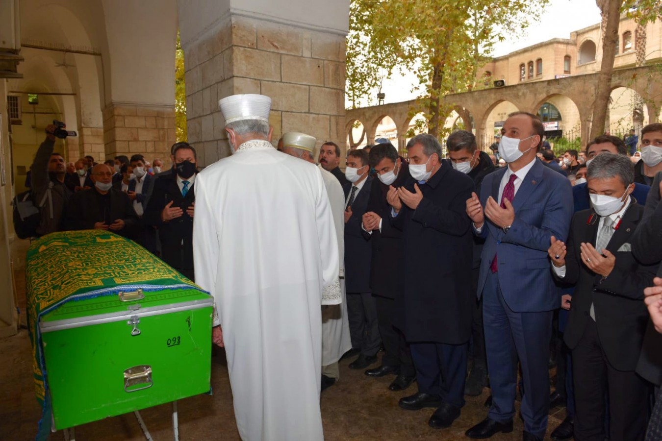 Son yolculuğuna yüzlerce kişi uğurladı