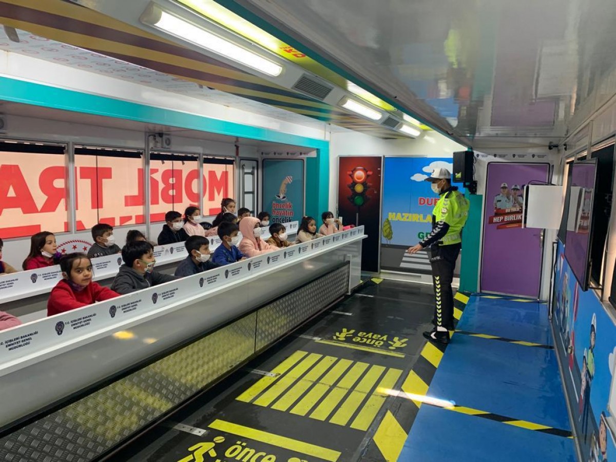 Şanlıurfa'da yüzlerce öğrenciye trafik eğitimi