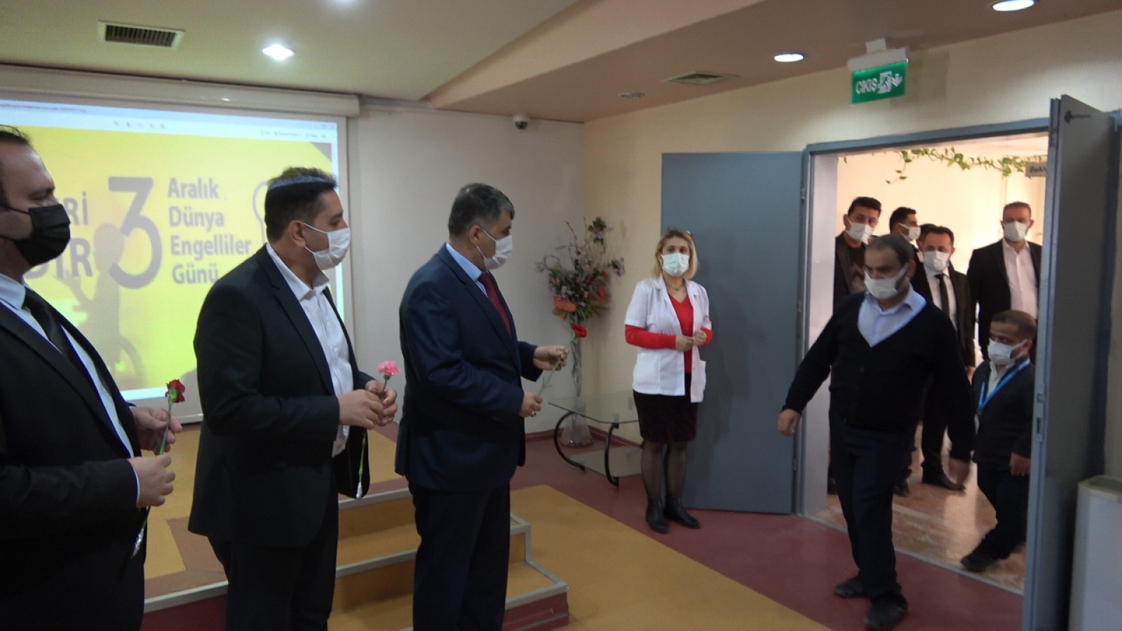 Müdür Gülüm, engelli vatandaşların yaptığı sergiye katıldı