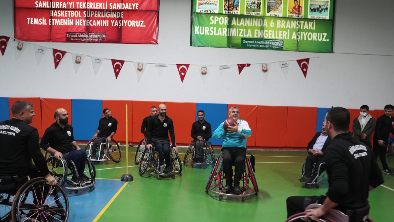 Başkan Beyazgül tekerlekli sandalyede basketbol oynadı