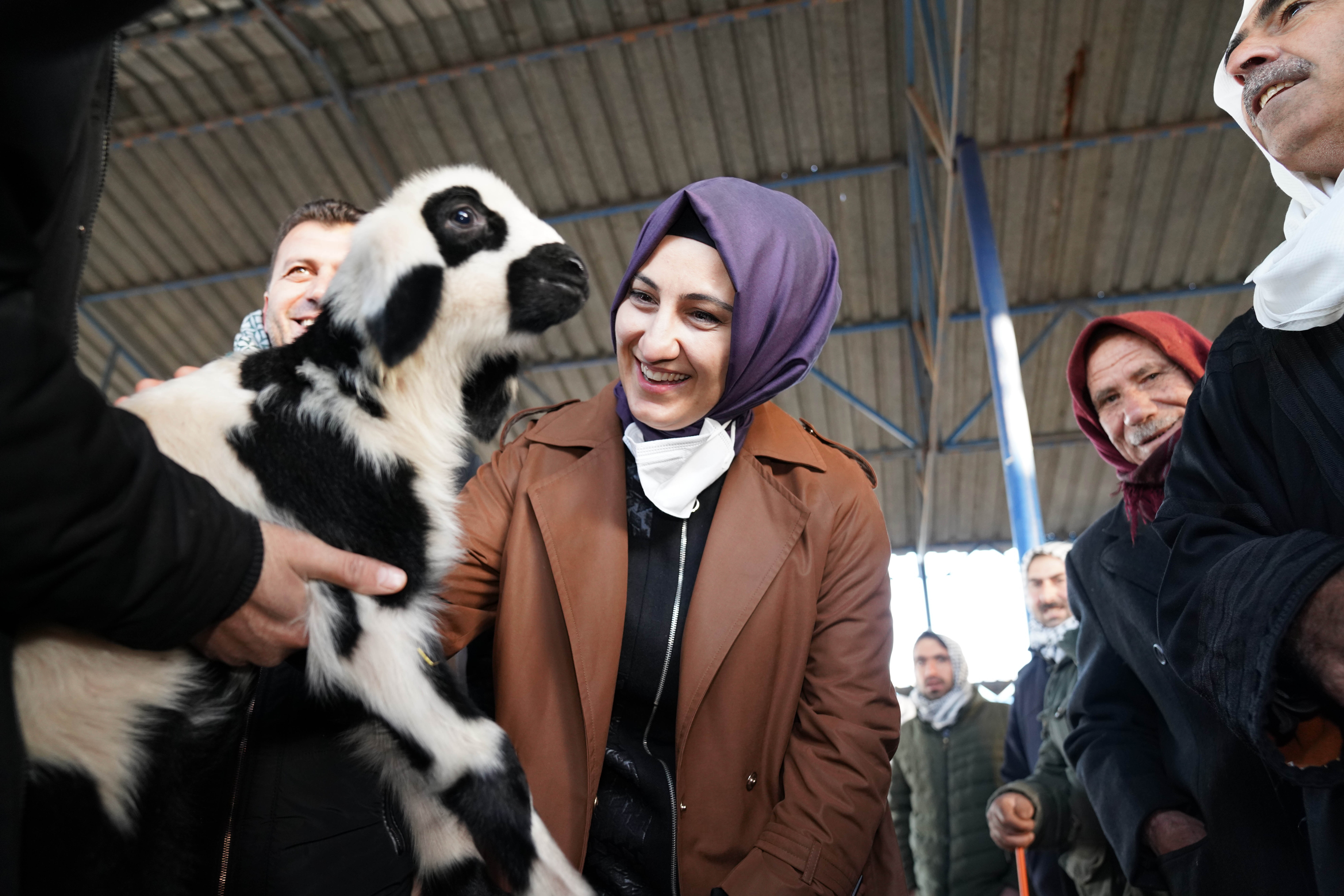 Siverek Belediye Başkanı Çakmak, hayvan pazarını ziyaret etti