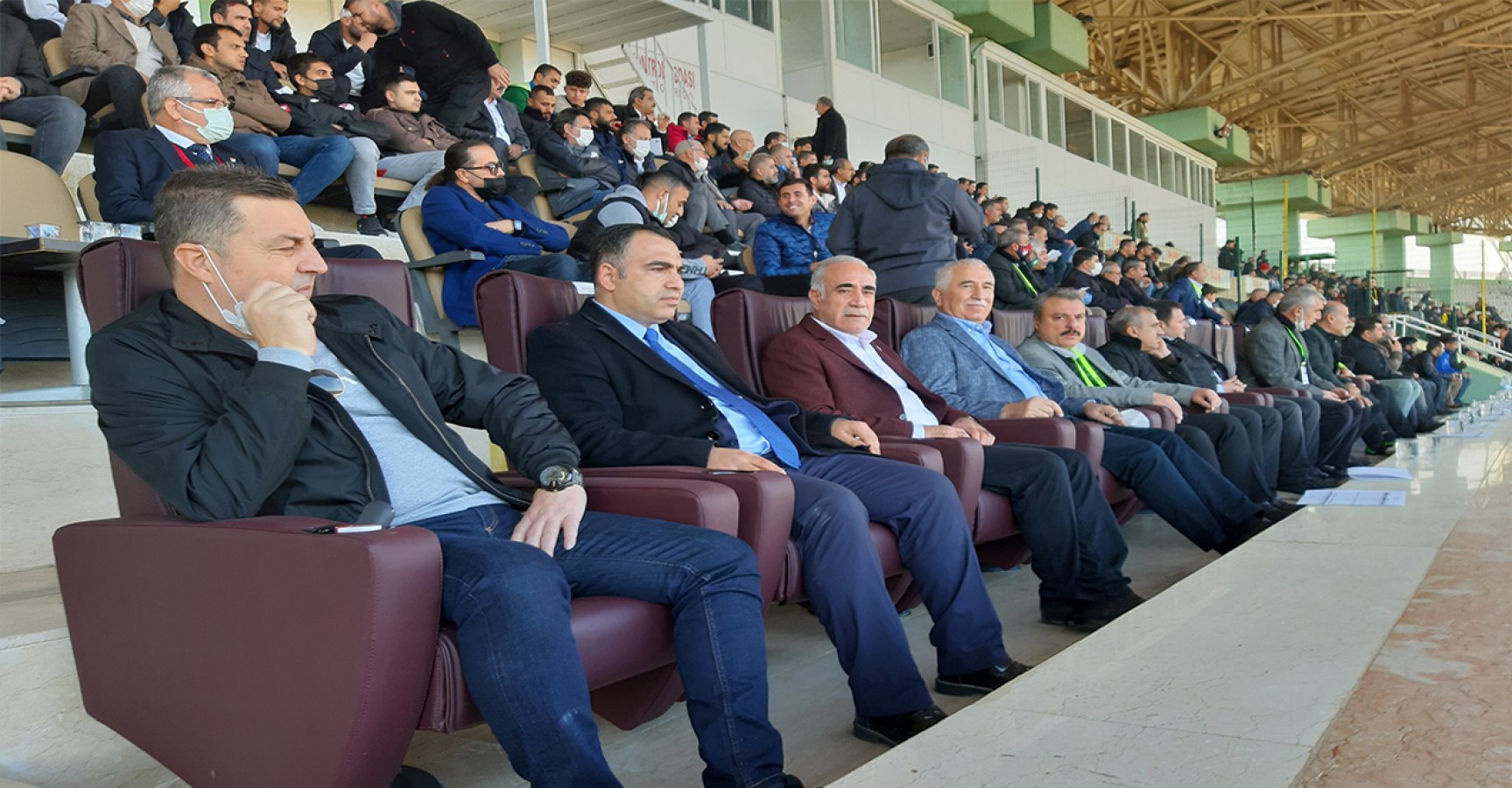 Urfalı taraftarlar Milletvekili Aydınlık’ı bağrına bastı!