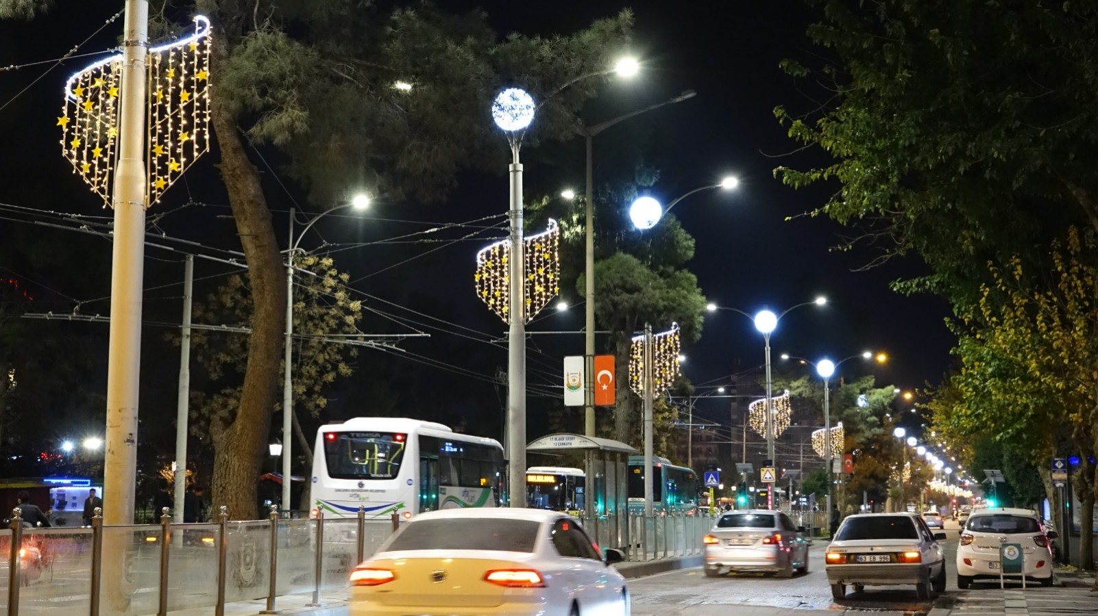Atatürk Bulvarı led ışıklarla süslendi