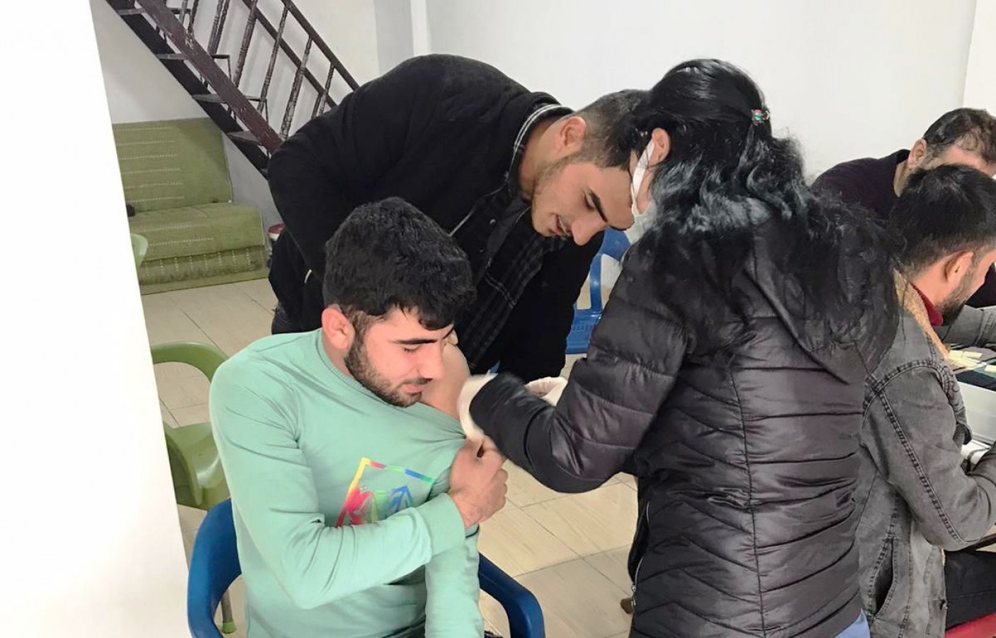 Hem bilgilendiriyorlar hem de aşılarını yapıyorlar
