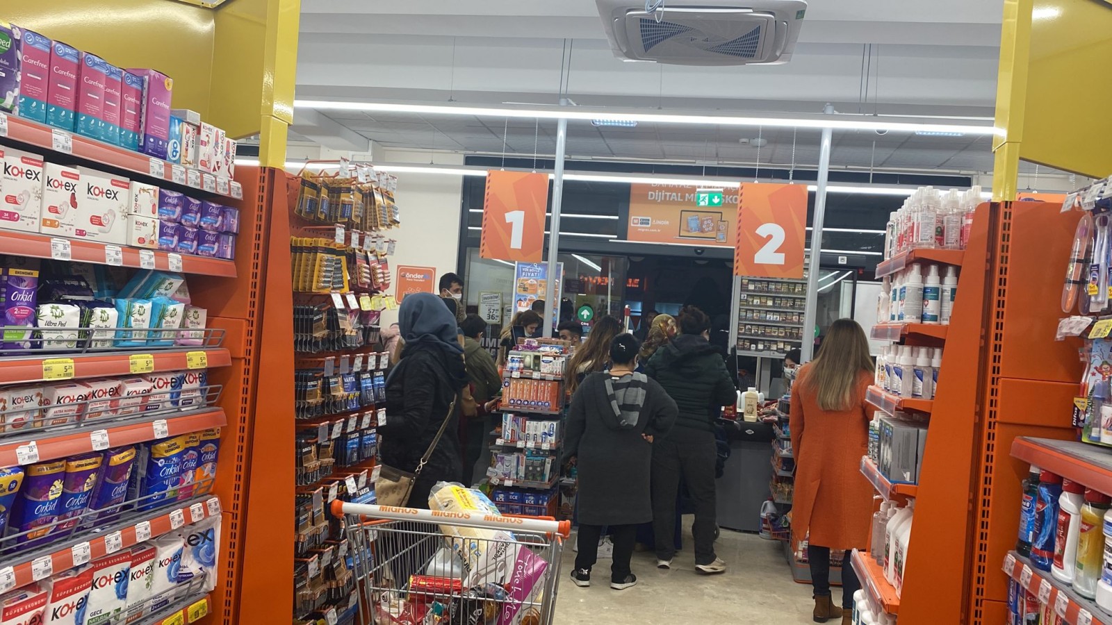 Marketteki indirimli ürünler kapış kapış gitti