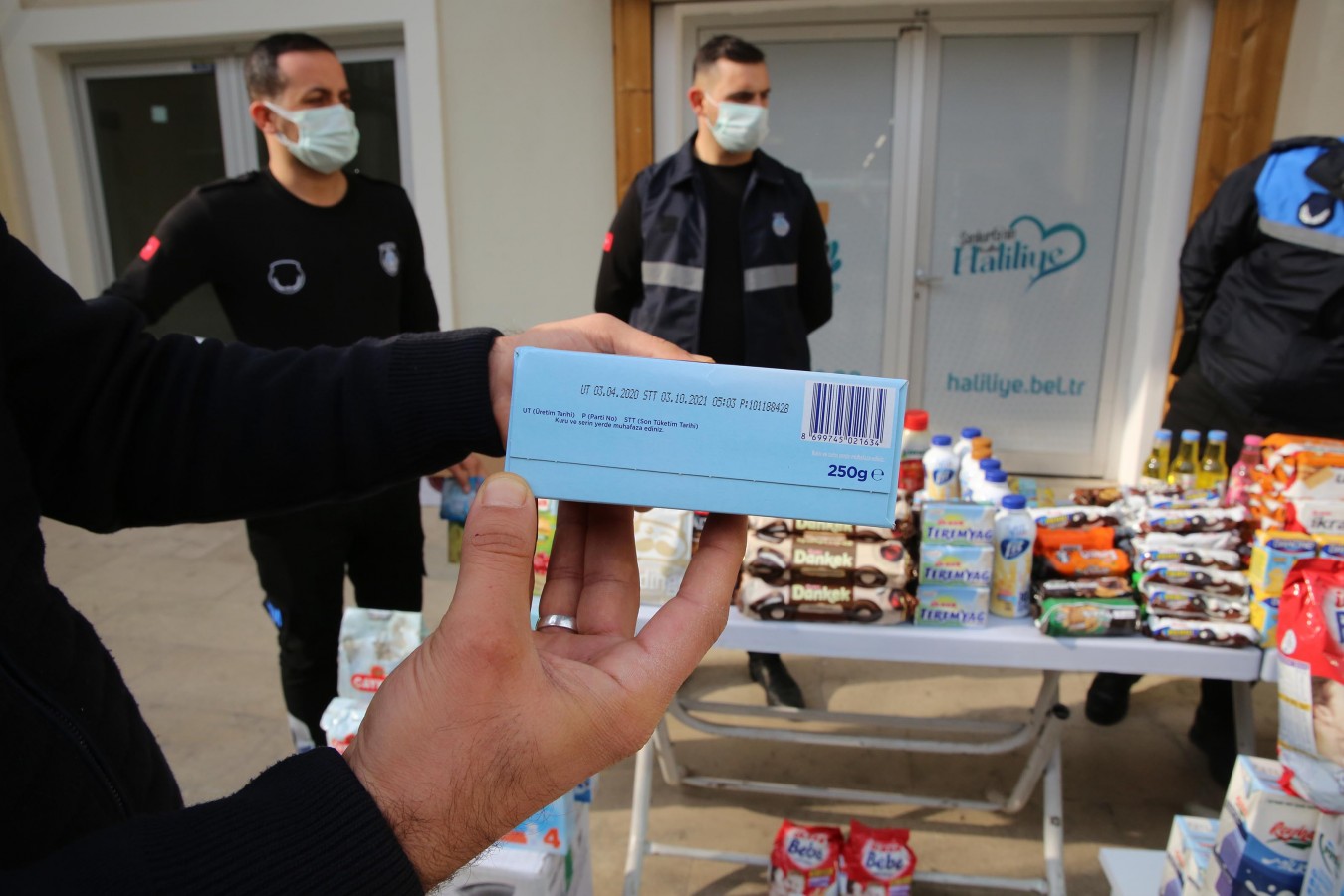 Haliliye'de tarihi geçmiş 845 ürün ele geçirildi