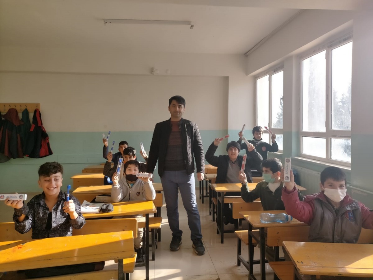 Ortaokul öğrencilerine ağız ve diş bakımı eğitimi