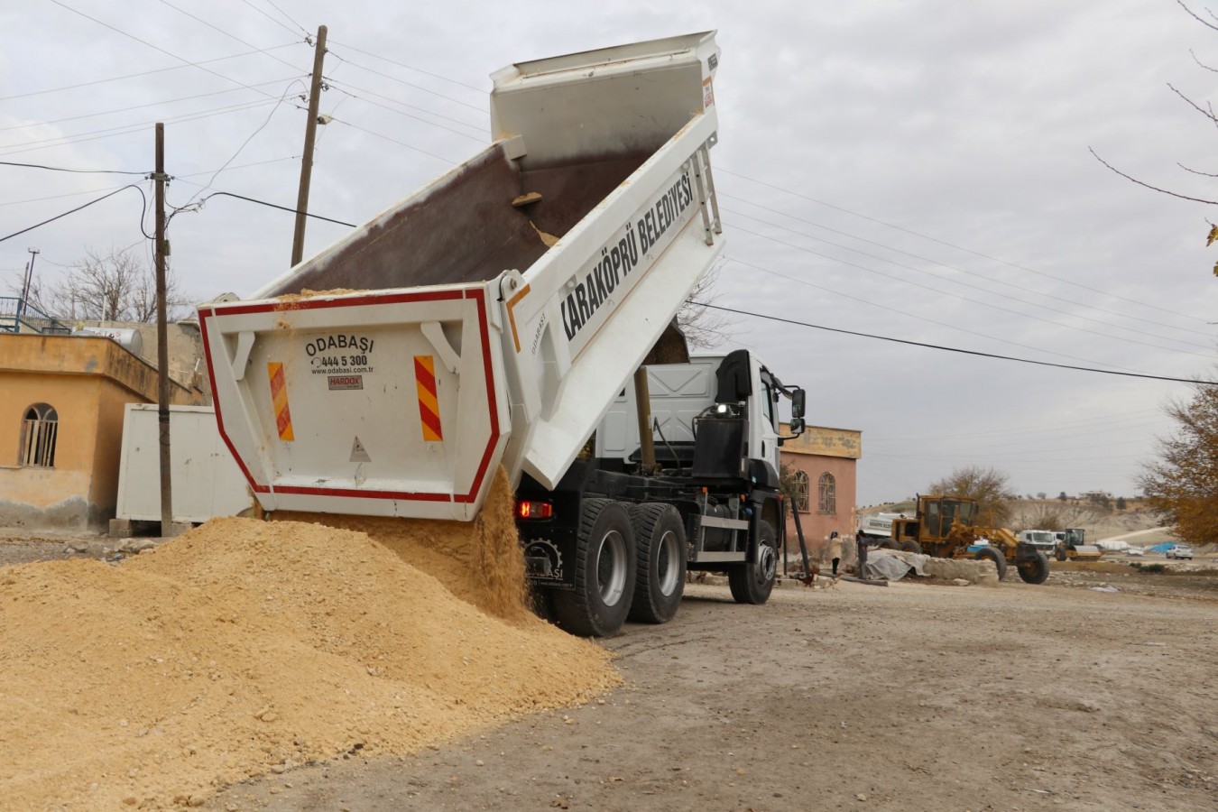 Karaköprü kırsalında yollar çamurdan arındırılıyor