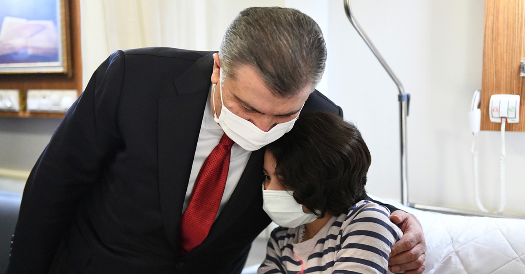 Bakan Koca hastanede hastaları ziyaret etti