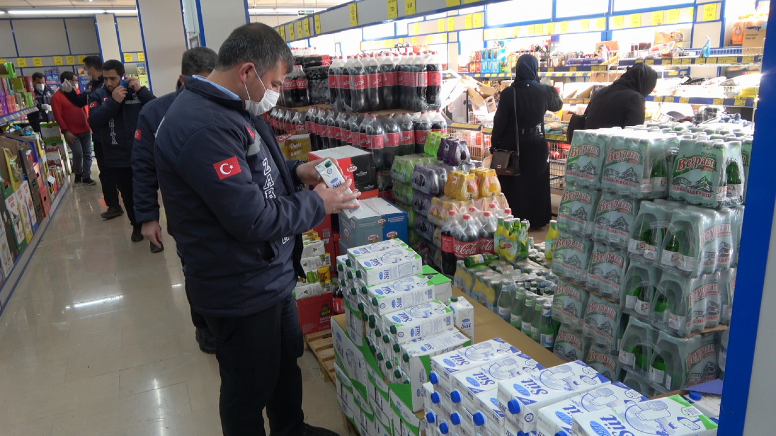 Akçakale'de zincir marketler denetlendi
