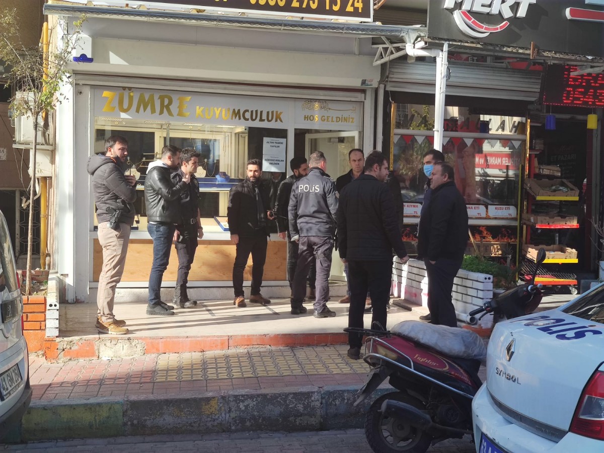 Şanlıurfa'da pompalı tüfekle kuyumcuyu soydular!