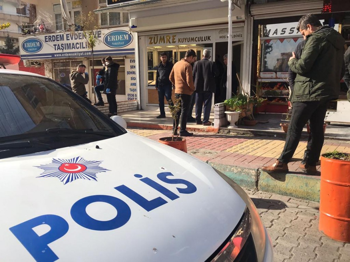 Şanlıurfa'da pompalı tüfekle kuyumcuyu soydular (-EK)