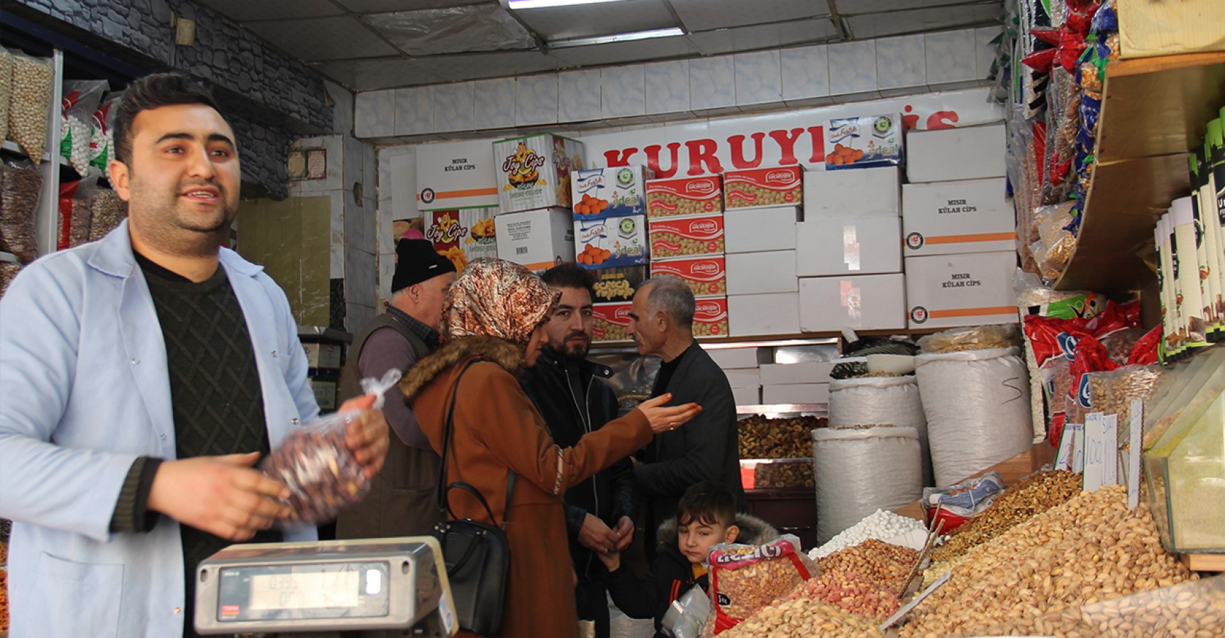 Şanlıurfa'da kuruyemişçilerde yılbaşı hareketliliği